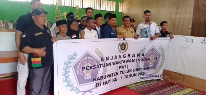 Perigati Hari Ulang Tahun (HUT) ke 1, Persatuan Wartawan Indonesia (PWI) Kabupaten Teluk Bintuni berbagi kasih dengan anak - anak panti asuhan (2)