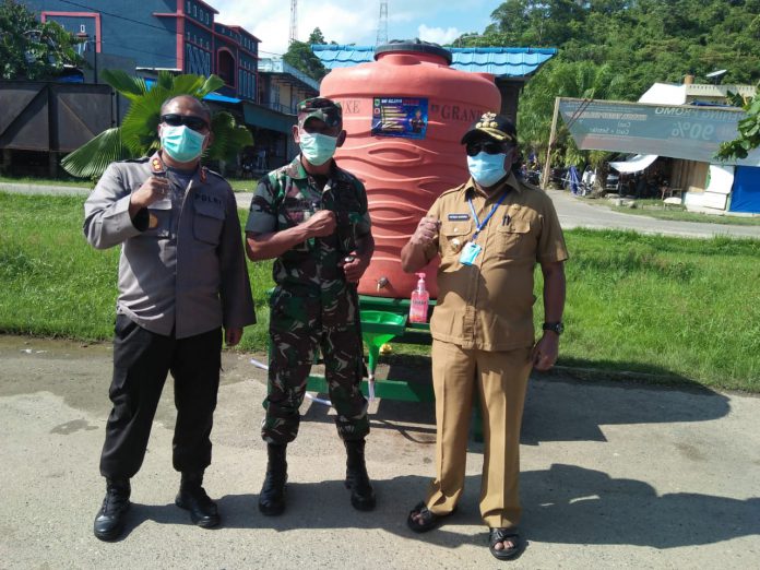 Bupati,Dandim dan Kapolres berpose bersama saat meninjau tempat cuci tangan bagi masyarakat di Pasar Sentral Bintuni