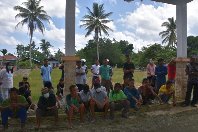 Warga Kampung Banjar Ausoy SP 4, Distrik Manimeri, menggelar aksi demo damai di Sanggar Dinas Pemberdayaan Masyarakat dan Kampung (DPMK),kemarin