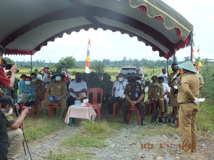Bupati Mansel Markus Waran memberikan laporan kepada Gubernur Papua Barat Dominggus Mandacan saat panen raya di Distrik Oransbari,baru-baru ini