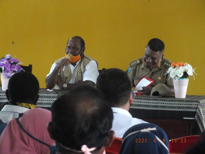 Bupati Mansel Markus Waran saat memberikan penjelasan kepada para aparat kampung se Distrik Oransbari, baru-baru ini