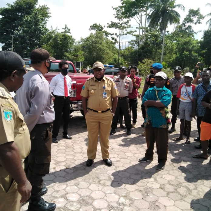 Bupati Markus Waran kemberikan penjelasan kepada keluarga pasien di Puskesmas Momiwaren