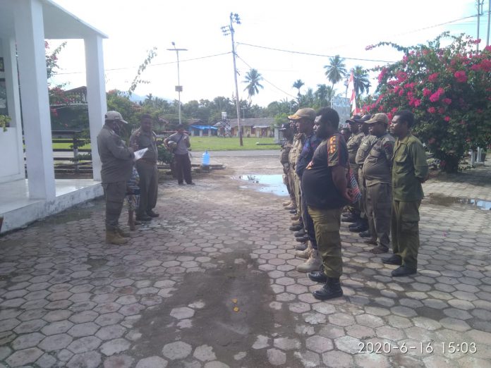 Kepala Bidang Trantib Dinas Satpol PP dan Pemadam Kebakaran Barce Saiba saat berikan pengarahan kepada anggota Satpol PP, Selasa