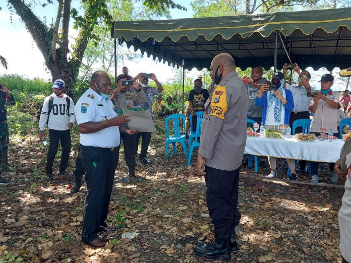 Penyerahan dokumen lokasi pembangunan SPN oleh Bupati Mansel kepada Wakapolda Papua Barat, baru-baru ini
