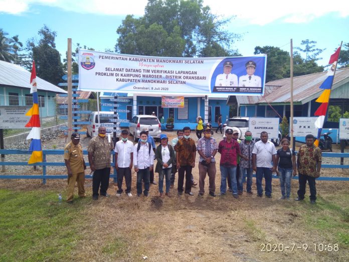 Tim Kementrian Lingkungan Hidup dan Kehutanan (KLHK) melakukan verifikasi terhadap Kampung Waroser, Distrik Oransbari, sebagai peserta Program Kampung Iklim 2020 (1)