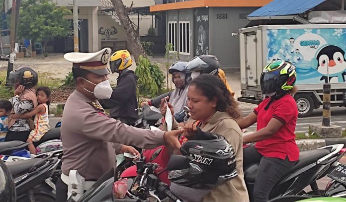 Lantas Polres Manokwari Gelar Kegiatan Simpatik kepada Pengguna Jalan