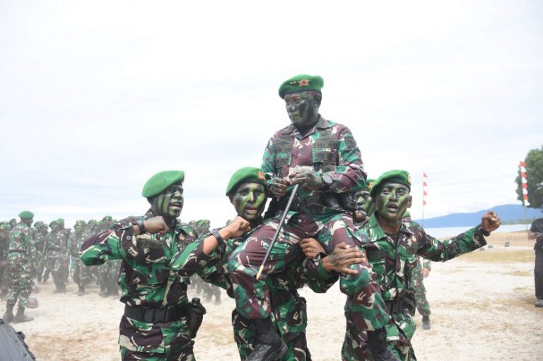 Pangdam Kasuari Sematkan Baret dan Brevet Infanteri Yudha Wastu Pramuka