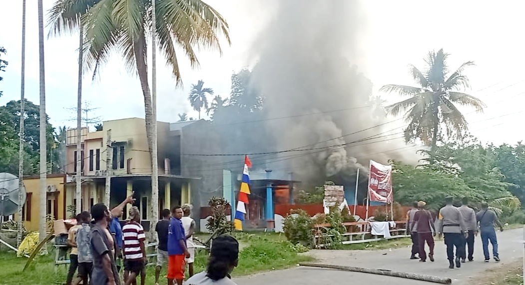 Kantor BKPSDM Mansel Dibakar Massa 