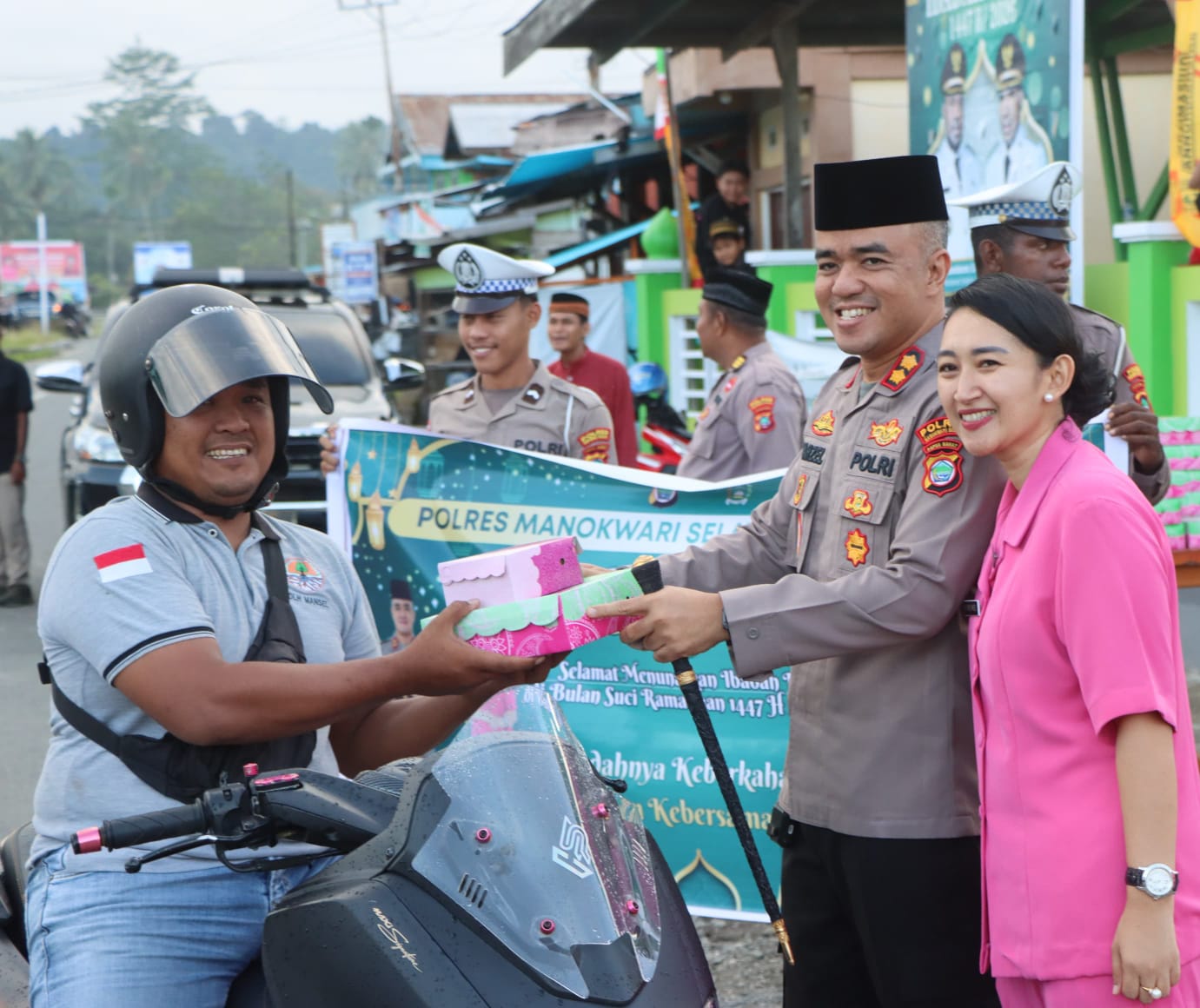 Polres Mansel dan Bhayangkari Berbagi Takjil, Menyasar Pengendara dan Jamaah Masjid