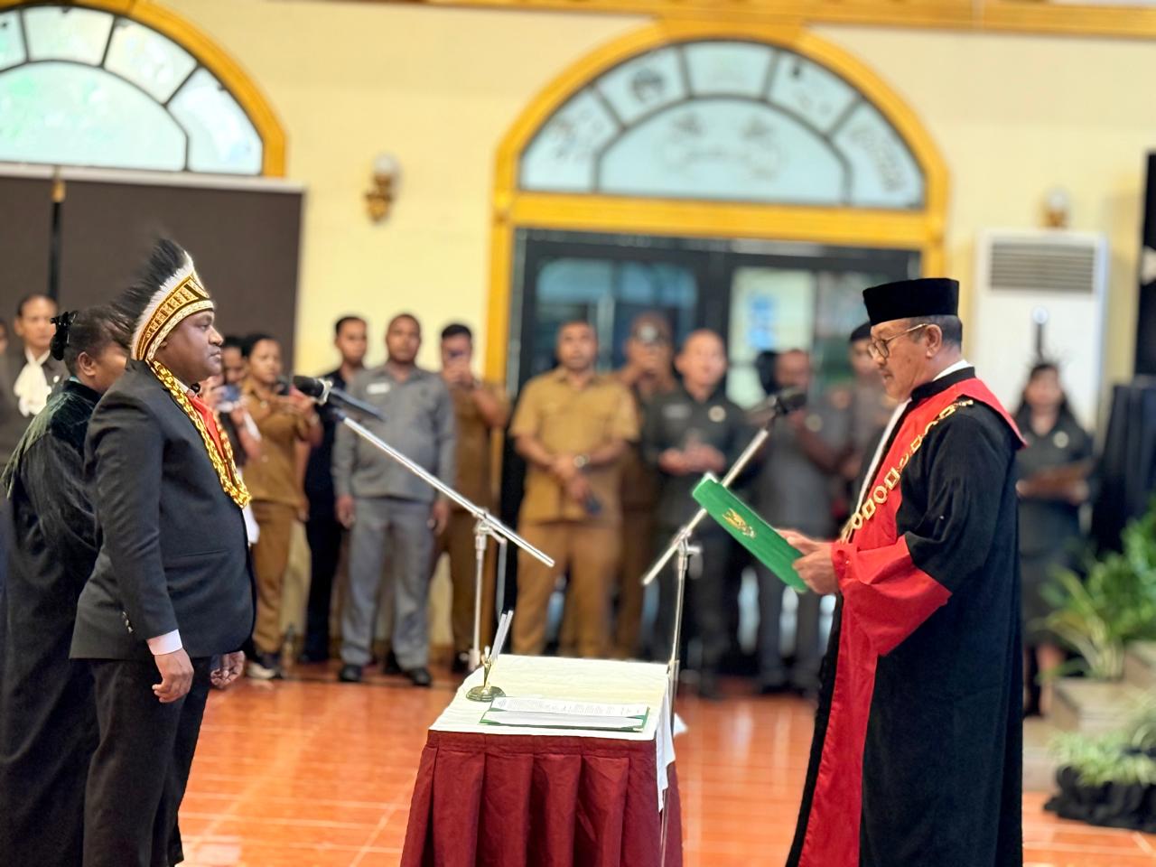 Frids Bernard Indow Dilantik sebagai Wakil Ketua III DPRP Papua Barat