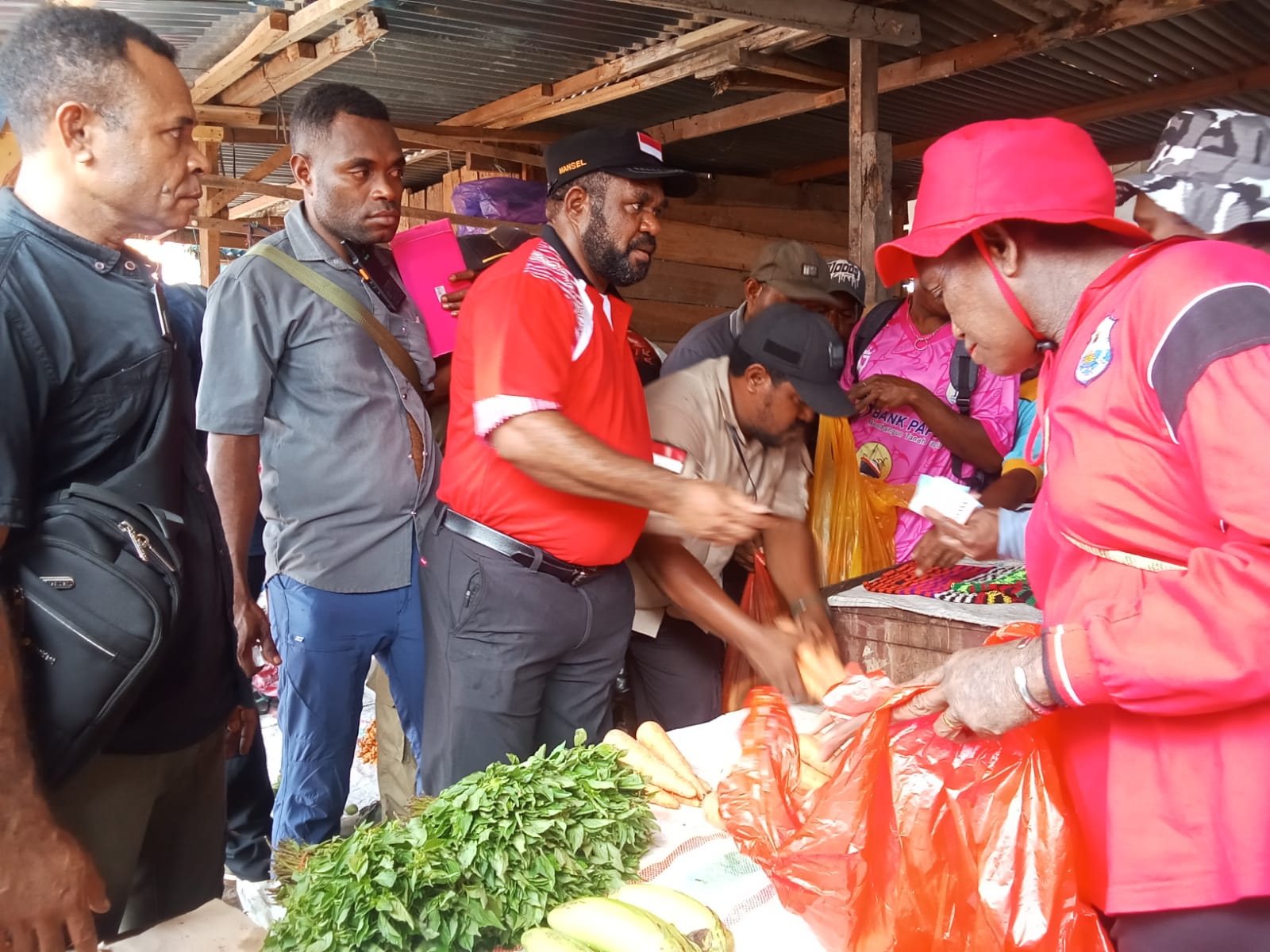 Bupati Mansel Ajak ASN Belanja di Pasar Tradisional untuk Gerakkan Ekonomi Lokal